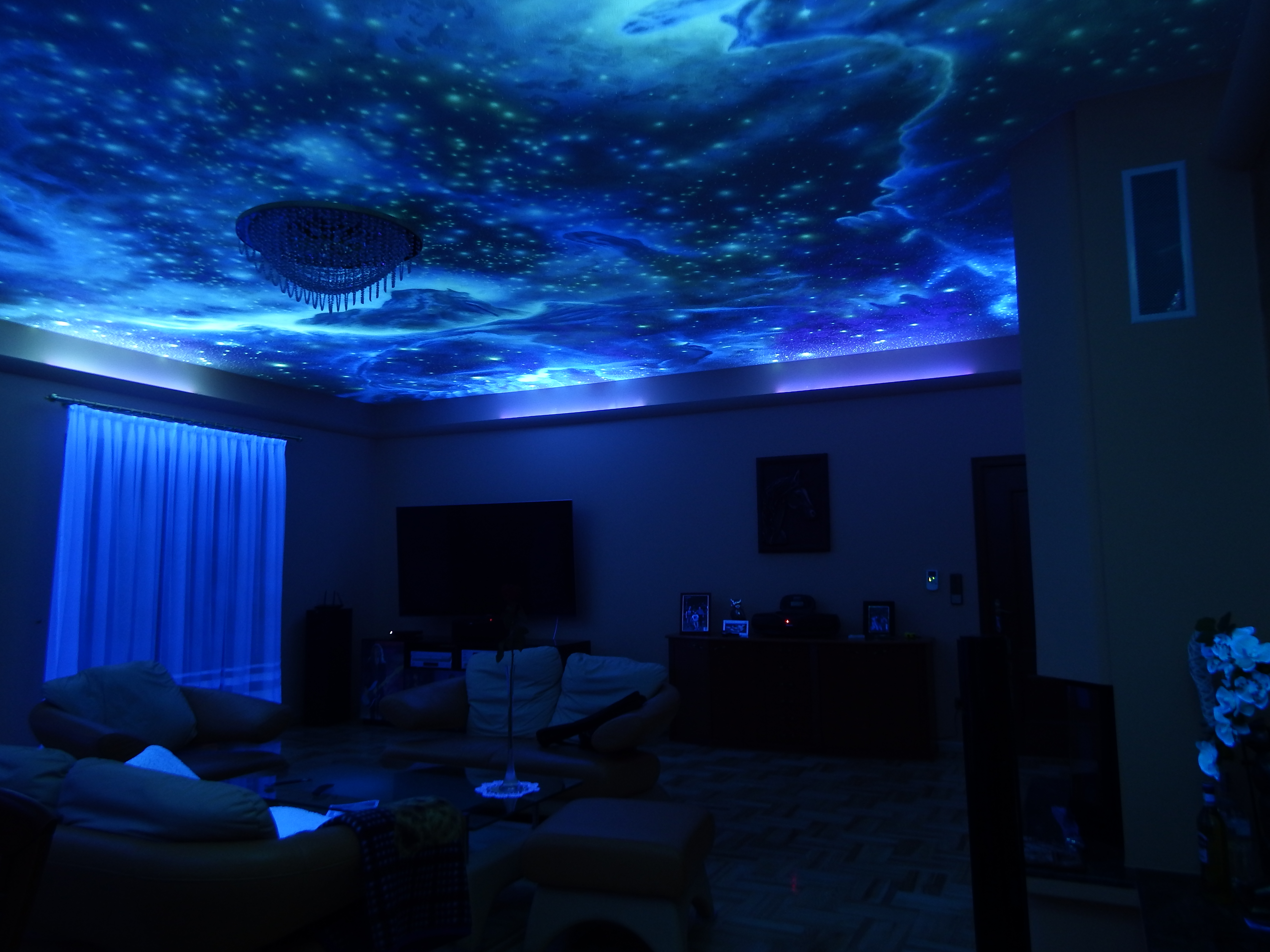 Painting with UV paints - Starry sky in the living room